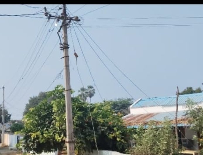 పట్టపగలే వెలుగుతున్న వీధి దీపాలు ...పట్టించుకోని అధికారులు