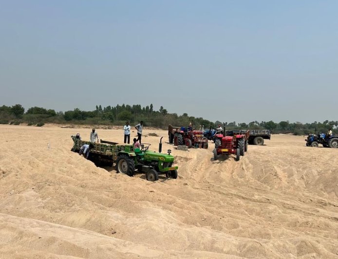 జానకిపురం బిక్కిరు వాగు నుండి అక్రమ ఇసుక రవాణా