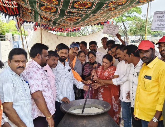 ఒకే సంస్థలో ఒకే రూల్ కావాలంటూ ఆర్టీజన్ ఉద్యోగుల వంటావార్పు