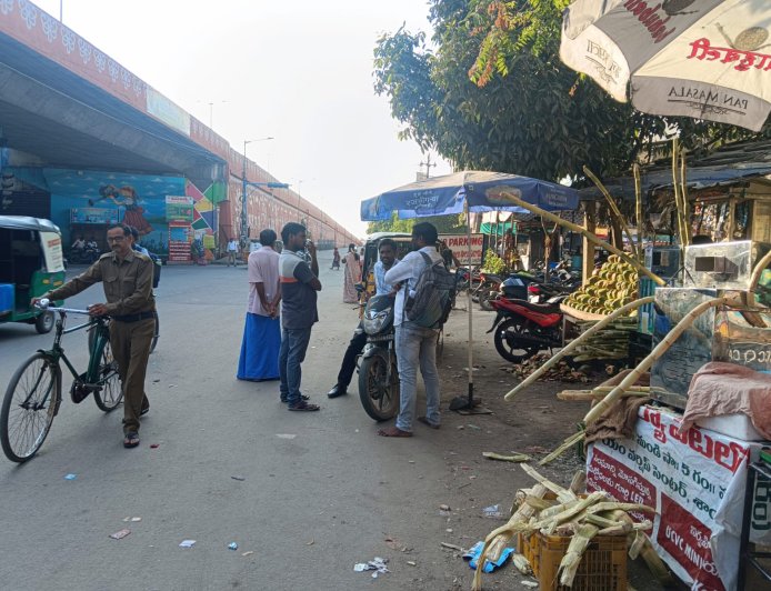 సర్వీస్ రోడ్డు ను ఆక్రమించుకున్న వ్యాపారస్తులు పట్టించుకోని సూర్యాపేట జిల్లా అధికారులు