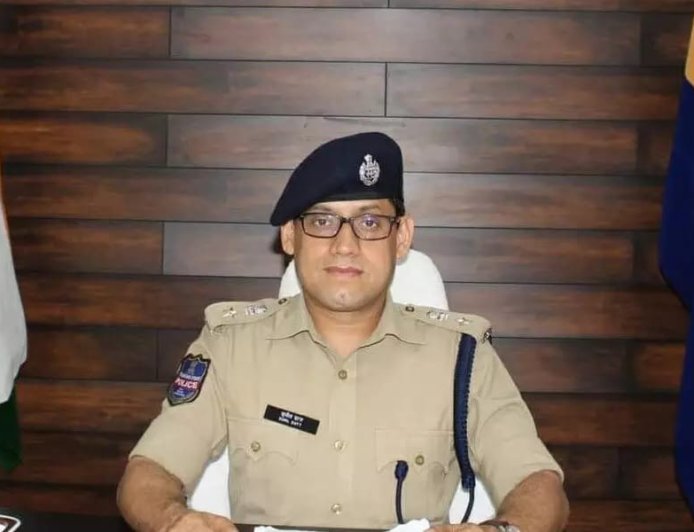 భూధాన్ ప్రభుత్వ భూములు దురాక్రమ దారుల ఐదు వాహనాలు సీజ్ పోలీస్ కమిషనర్