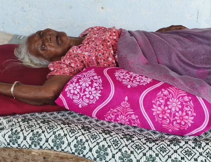 ముగ్గురు కొడుకులున్నా బుక్కెడు బువ్వకు నోచుకుని ఓ బక్కచిక్కిన తల్లి.