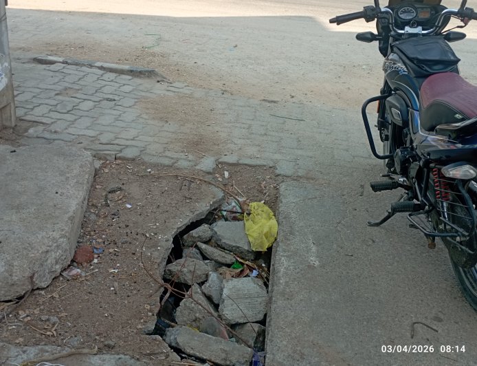ప్రమాదకరంగా డ్రైనేజీ పైకప్పు ...పట్టించుకోని అధికారులు