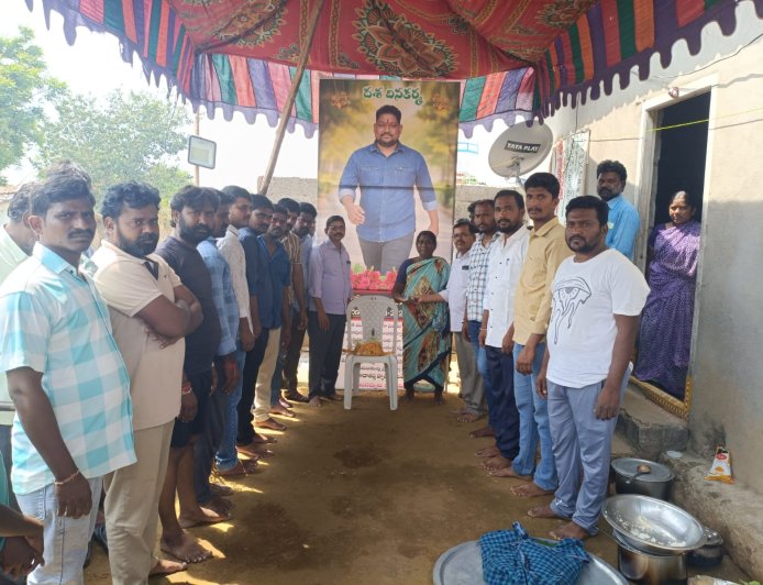 బాధిత కుటుంబానికి ఆర్థిక సహాయం అందజేత