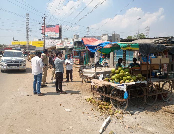 ట్రాఫిక్ కి మరియు షాపులకు అంతరాయం కలిగిస్తున్న వివిధ రకాల  పండ్ల షాప్ యజమానులు