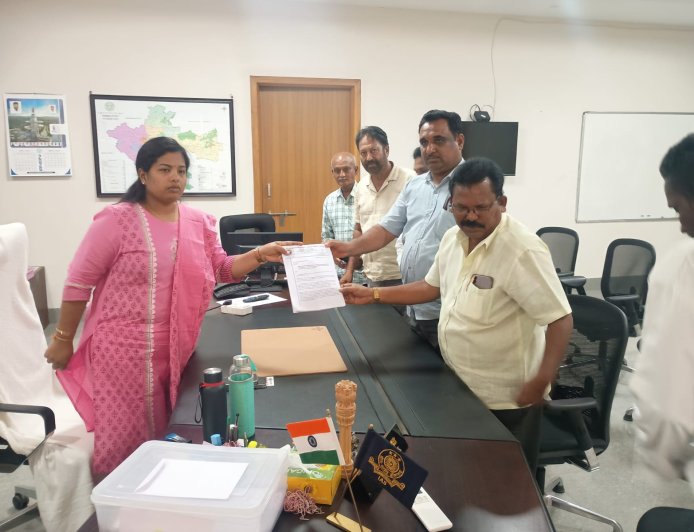 ఖమ్మం జిల్లా అడిషనల్ కలెక్టర్ శ్రీజ మేడం నీ కలిసిన""తెలంగాణ జర్నలిస్టు మీడియా యూనియన్ రాష్ట్ర కమిటీ జిల్లా కమిటీ సభ్యులు