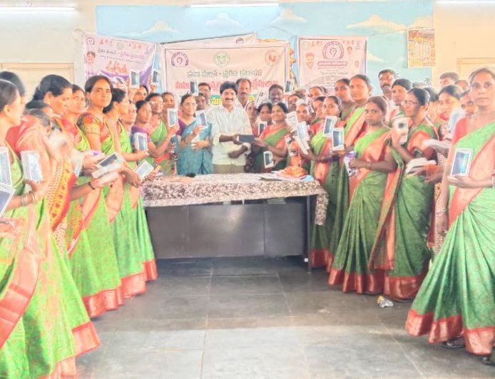 అంగన్‌వాడీ టీచర్లకు మొబైల్ ఫోన్ల పంపిణీ