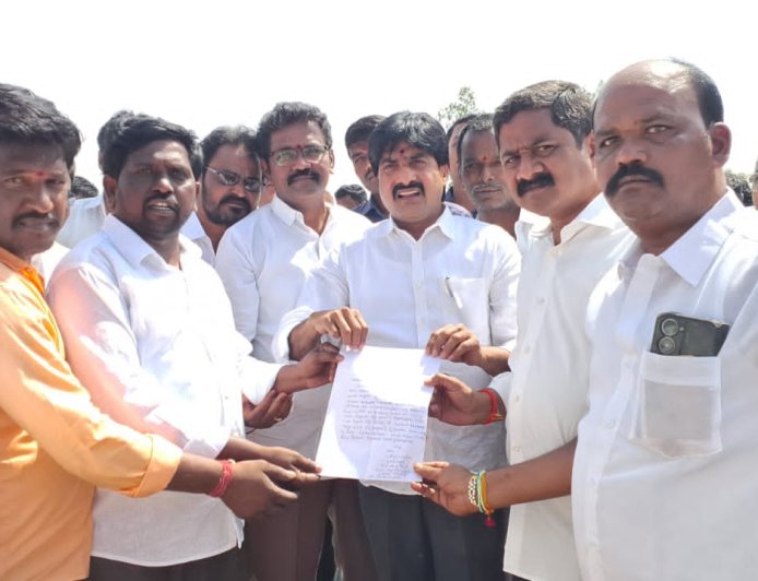 గురుకుల పాఠశాలను అయిజలోనే కొనసాగించాలని