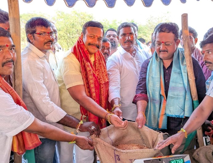 లాంఛనంగా ఐకేపీ కేంద్రాలు ప్రారంభం