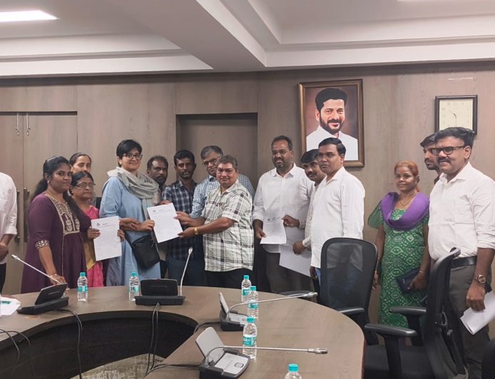 అందరికీ అక్రెడిటేషన్ కార్డులు ఇవ్వాలి 