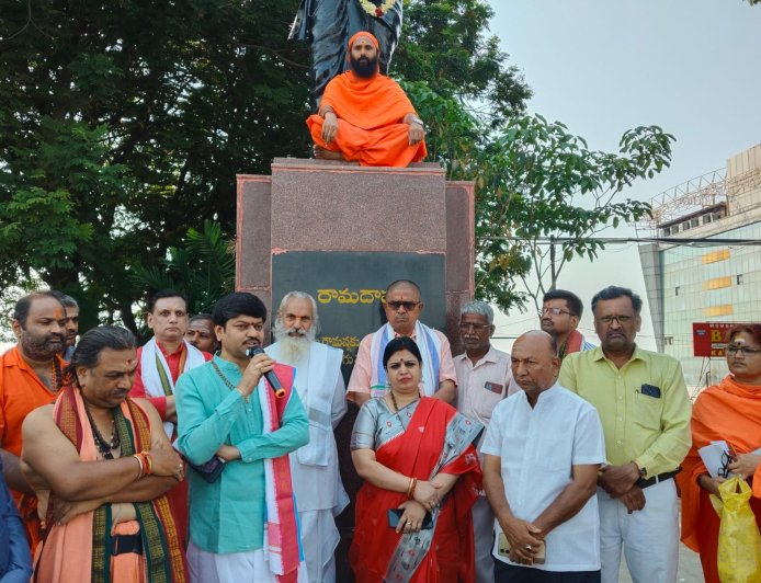 భక్త రామదాసు విగ్రహం వద్ద నిరసన వ్యక్తం చేస్తున్న శ్రీరామ భక్తులు