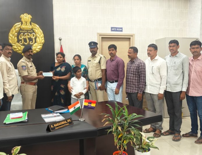 మరణించిన పోలీసు కుటుంబాలకు తోటి సిబ్బంది ఆర్థిక సాయం
