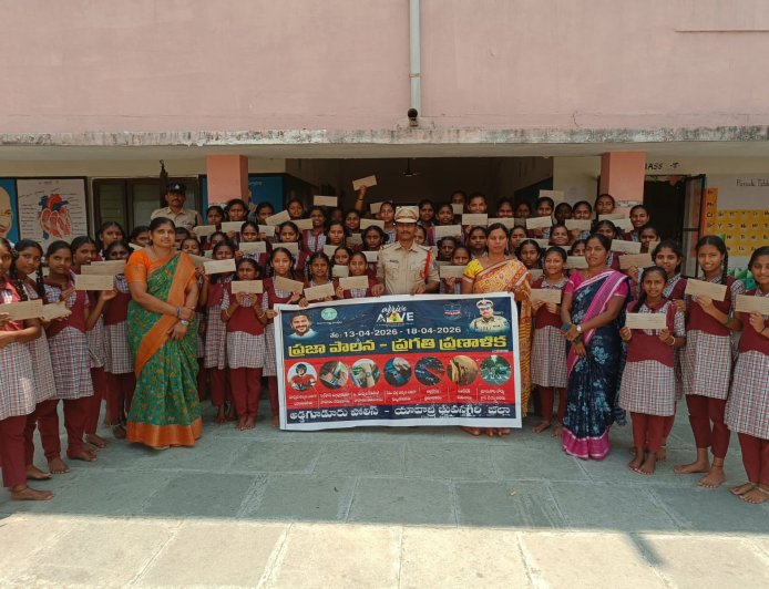 విద్యార్థులకు రోడ్డు భద్రత అవగాహన సదస్సు..యస్ఐ వెంకట్ రెడ్డి 