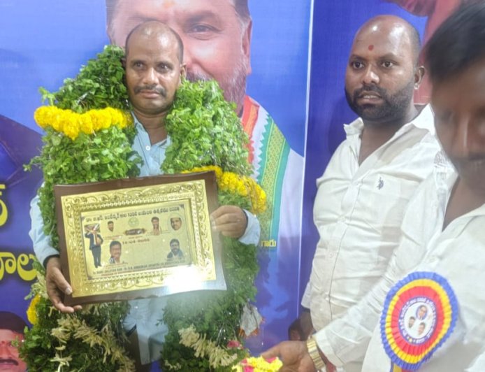 దళిత రత్న అవార్డు అందుకున్న బందెల నరేష్