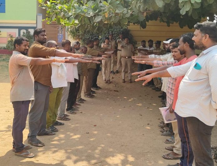 స్కూల్ డ్రైవర్లకు రహదారి భద్రత పై అవగాహన కార్యక్రమం