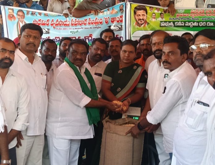 మొక్కజొన్న కొనుగోలు కేంద్రం ప్రారంభించిన ఎమ్మెల్యే