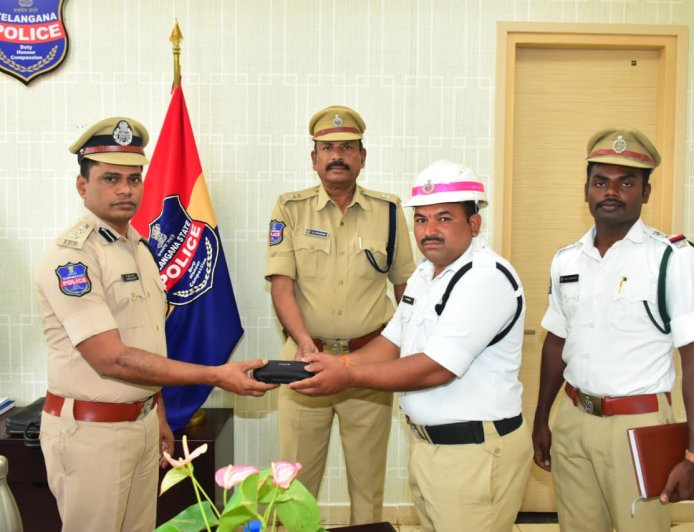 గద్వాల్ ట్రాఫిక్ పోలీసులకు చలువ కళ్లద్దాలు పంపిణీ