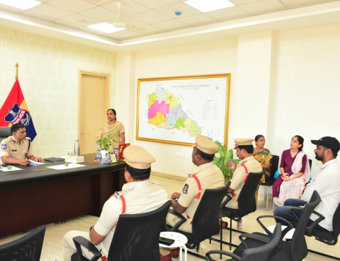 జిల్లా నలుమూలల నుండి  విచ్చేసి, నేరుగా  ఎస్పీకి సమస్యలు తెలియజేసిన  ఫిర్యాదుదారులు.