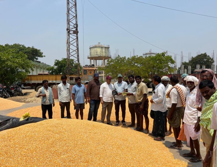 మొక్కజొన్న కొనుగోలు కేంద్రాన్ని తనిఖీ చేసిన ఏవో నాగేశ్వరరావు