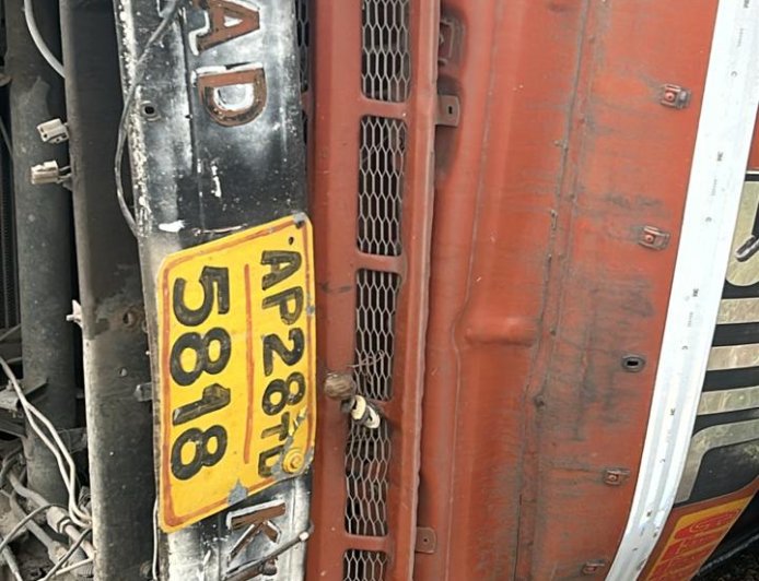 డీసీఎం అదుపుతప్పి ఫల్టీ. .డ్రైవర్ కు గాయాలు