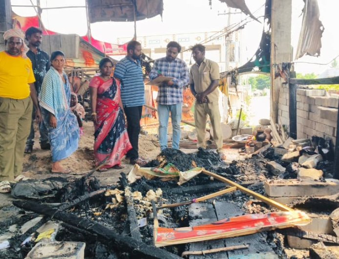 షార్ట్ సర్క్యూట్ తో  ఇల్లు దగ్ధం