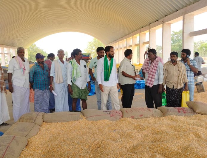 కమిషనర్ చాంబర్ లోపల బిఆర్ఎస్ కౌన్సిలర్ల నిరసన