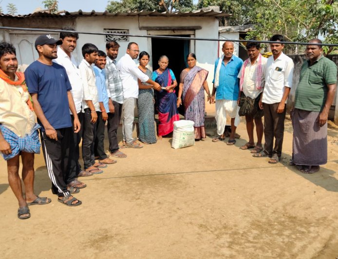 ఒంటరి వృద్ధురాలకు అండగా నిలబడ్డ గ్రామ సర్పంచ్