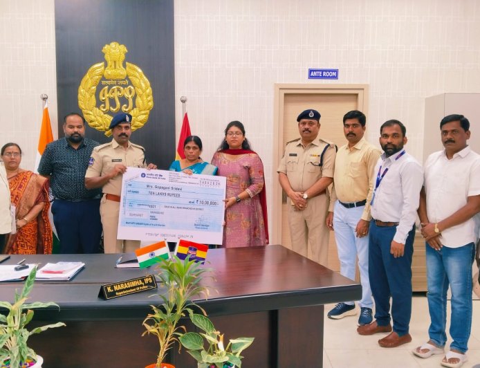 ఇన్స్యూరెన్స్ చెక్ అందించిన జిల్లా ఎస్పి నరసింహ