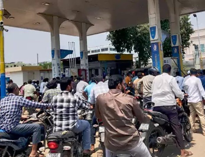 ఏపీలో 3 పెట్రోల్‌ బంక్‌లు సీజ్‌