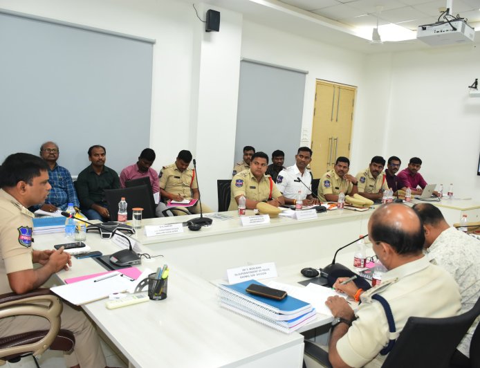 నేరాల నియంత్రణపై పోలీసు సిబ్బందితో జిల్లా ఎస్పీ సమీక్ష సమావేశం