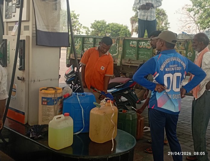 డ్రమ్ములలో డీజిల్ తీసుకుపోతుండ్రు