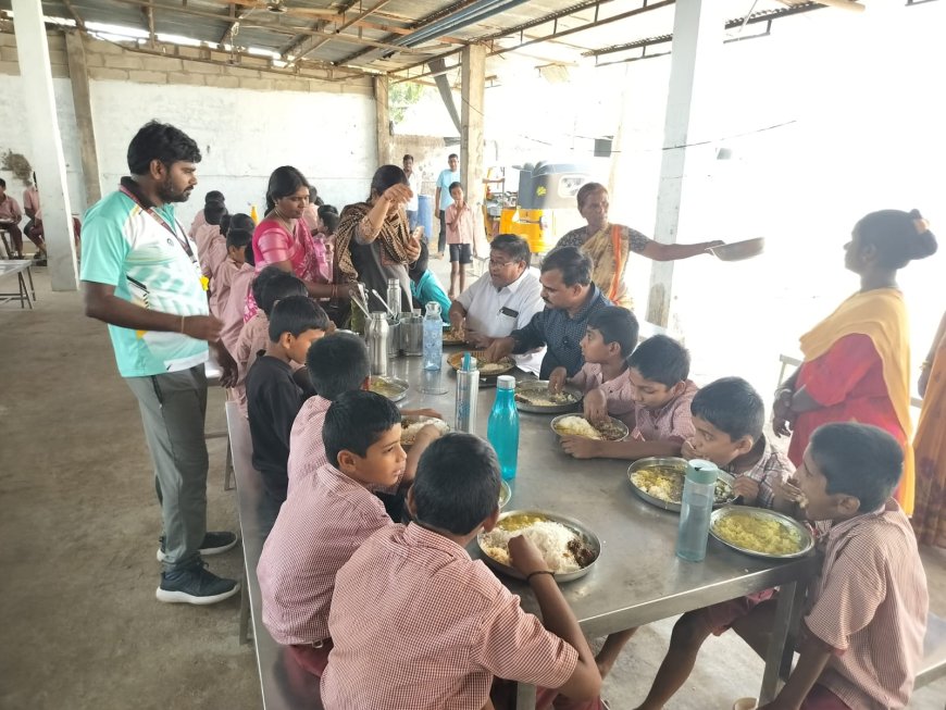 గురుకుల పాఠశాలలో విద్యార్థులతో మధ్యాహ్న భోజనం చేస్తున్న తహసిల్దార్ అమీన్ సింగ్