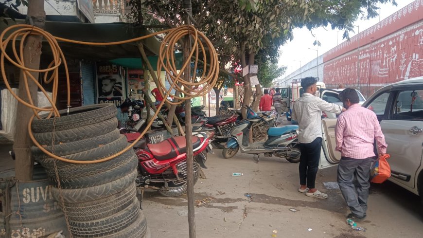 సర్వీస్ రోడ్డు ను ఆక్రమించుకున్న వ్యాపారస్తులు పట్టించుకోని సూర్యాపేట జిల్లా అధికారులు