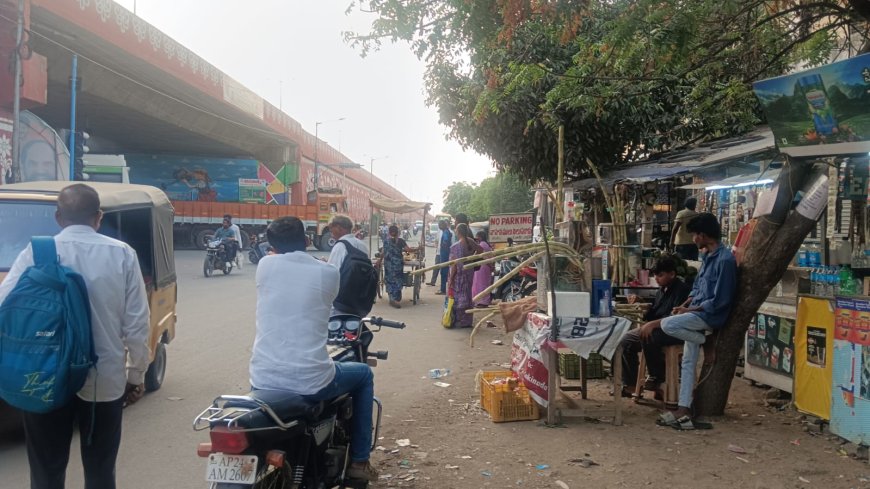 సర్వీస్ రోడ్డు ను ఆక్రమించుకున్న వ్యాపారస్తులు పట్టించుకోని సూర్యాపేట జిల్లా అధికారులు