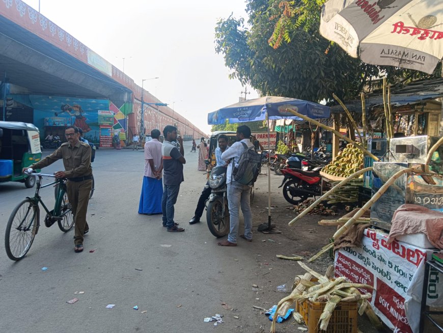 సర్వీస్ రోడ్డు ను ఆక్రమించుకున్న వ్యాపారస్తులు పట్టించుకోని సూర్యాపేట జిల్లా అధికారులు