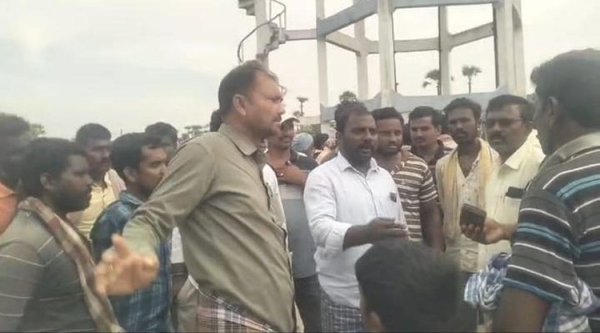 చాపల లోడుకు అడ్డుకున్న గ్రామస్తులు