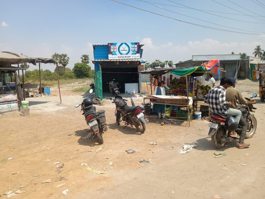 ట్రాఫిక్ కి మరియు షాపులకు అంతరాయం కలిగిస్తున్న వివిధ రకాల  పండ్ల షాప్ యజమానులు