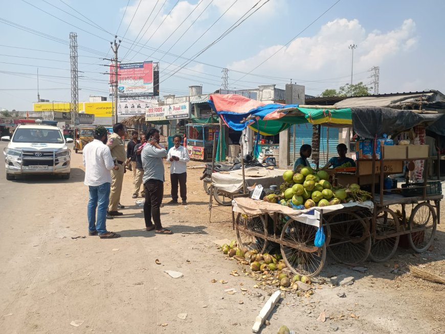 ట్రాఫిక్ కి మరియు షాపులకు అంతరాయం కలిగిస్తున్న వివిధ రకాల  పండ్ల షాప్ యజమానులు