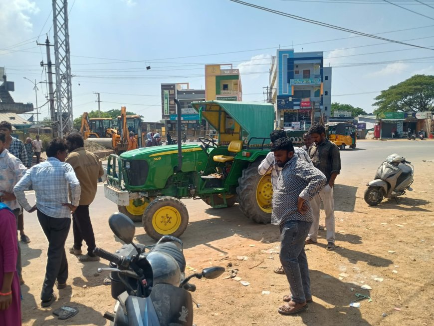 ట్రాఫిక్ కి మరియు షాపులకు అంతరాయం కలిగిస్తున్న వివిధ రకాల  పండ్ల షాప్ యజమానులు