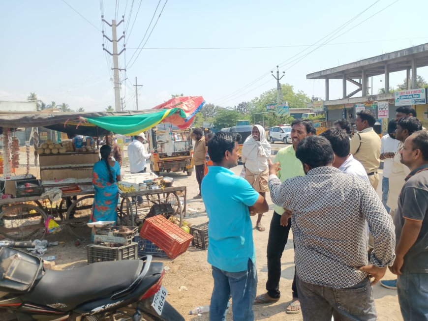 ట్రాఫిక్ కి మరియు షాపులకు అంతరాయం కలిగిస్తున్న వివిధ రకాల  పండ్ల షాప్ యజమానులు