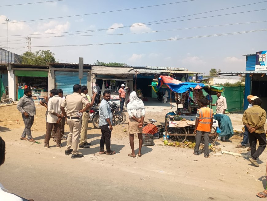 ట్రాఫిక్ కి మరియు షాపులకు అంతరాయం కలిగిస్తున్న వివిధ రకాల  పండ్ల షాప్ యజమానులు