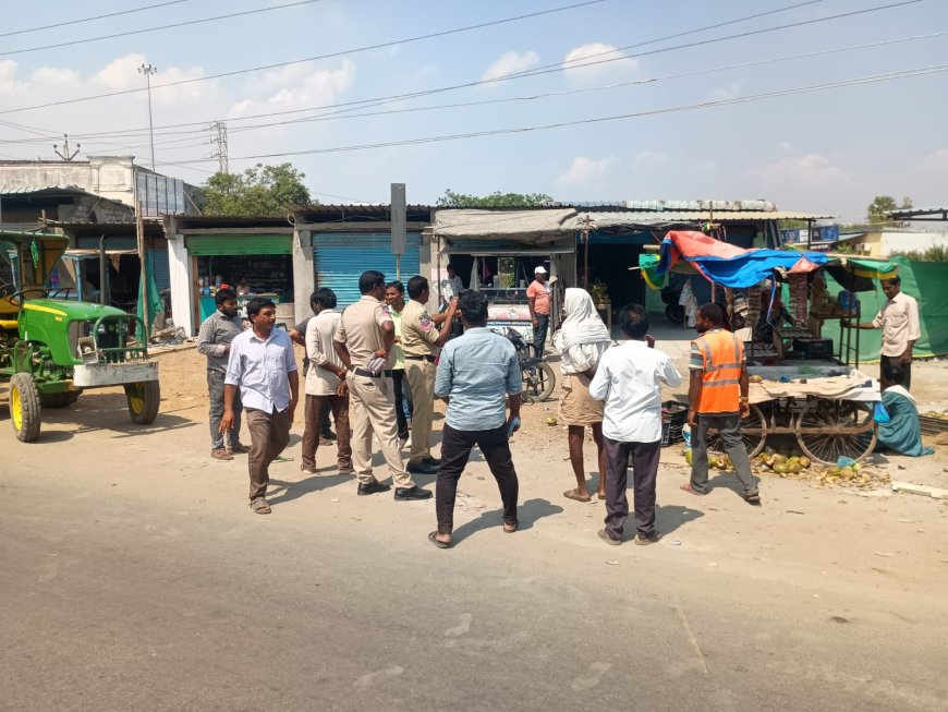 ట్రాఫిక్ కి మరియు షాపులకు అంతరాయం కలిగిస్తున్న వివిధ రకాల  పండ్ల షాప్ యజమానులు