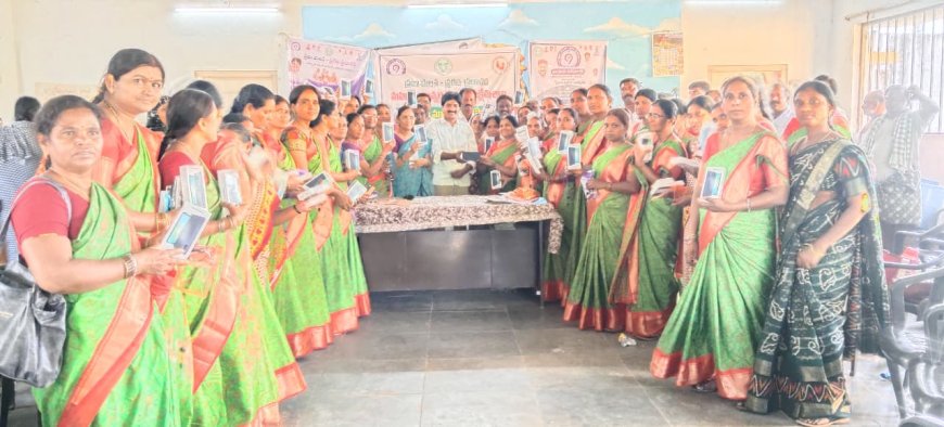 అంగన్‌వాడీ టీచర్లకు మొబైల్ ఫోన్ల పంపిణీ