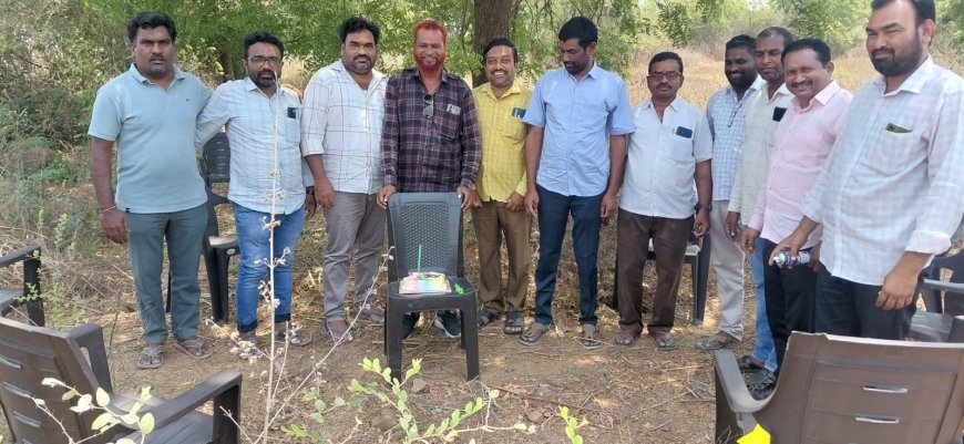 ఖమ్మం గ్రానైట్ వర్కర్స్ యూనియన్ వైస్ ప్రెసిడెంట్ భద్రం పుట్టినరోజు సందర్భంగా కేక్ కట్ చేసిన కార్మికులు