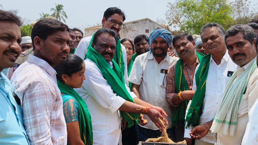 వడ్ల కొనుగోలు కేంద్రాన్ని ప్రారంభించిన ఎమ్మెల్యే