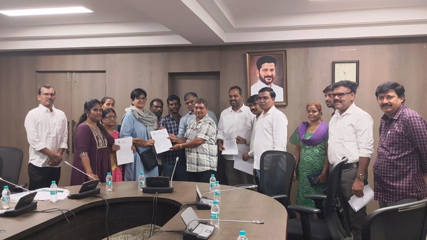 అందరికీ అక్రెడిటేషన్ కార్డులు ఇవ్వాలి 