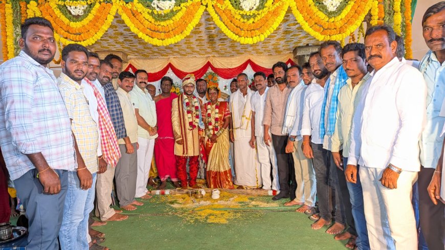 నూతన వధూవరులను ఆశీర్వదించిన