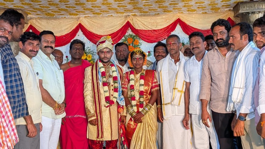 నూతన వధూవరులను ఆశీర్వదించిన