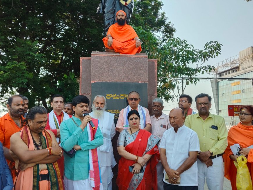 భక్త రామదాసు విగ్రహం వద్ద నిరసన వ్యక్తం చేస్తున్న శ్రీరామ భక్తులు