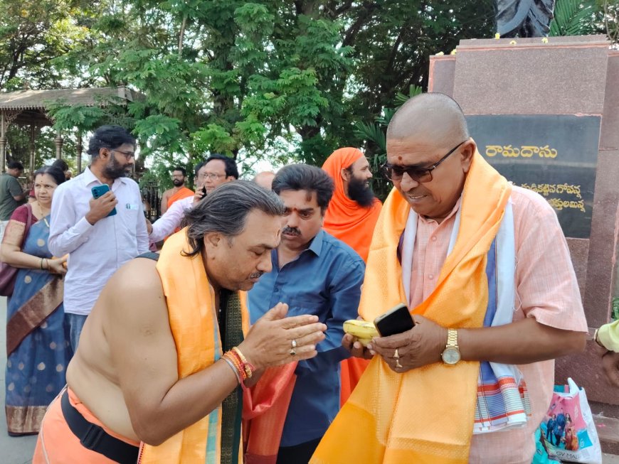 భక్త రామదాసు విగ్రహం వద్ద నిరసన వ్యక్తం చేస్తున్న శ్రీరామ భక్తులు